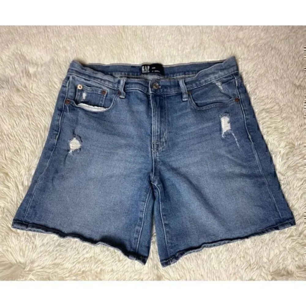 EUC GAP Distressed 6/28 5 inch Mom Short